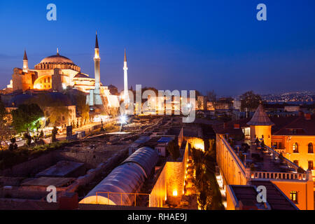 Istanbul, Türkei: Hohe Betrachtungswinkel der Hagia Sophia leuchtet in der Dämmerung und Ruinen des Großen Palast von Konstantinopel im Vordergrund. Die Hagia Sophia war Stockfoto