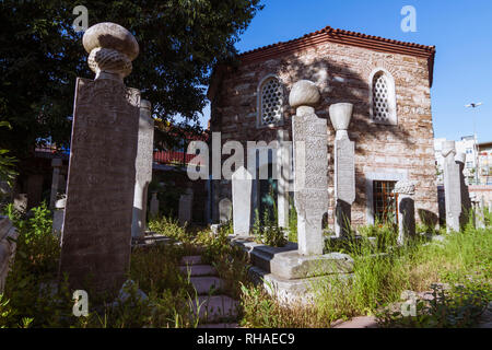 Istanbul, Türkei: Grabsteine auf dem Friedhof der Kleine Hagia Sophia früher die byzantinische Kirche der Heiligen Sergius und Bacchus. Stockfoto