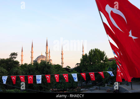 Istanbul, Türkei: Türkische Fahnen flattern mit der Blauen Moschee oder Sultan Ahmed Moschee im Hintergrund. Stockfoto