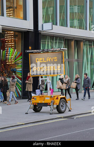 London, Großbritannien, 23. November 2013: Verzögerungen möglich Led-Verkehrszeichen in der Oxford Street in London, UK. Stockfoto