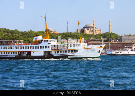 Istanbul, Türkei: eine Fähre auf dem Goldenen Horn Segel Vergangenheit der Hagia Sophia. Die Hagia Sophia war die ehemalige griechische orthodoxe Kathedrale, und später Osmanische im Stockfoto