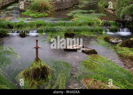 Lange Exposition der Fluss fließt, ein Schwert, das aus dem Fluss in Cheddar Dorf in Somerset Stockfoto