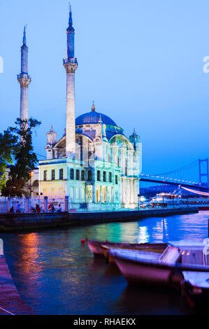 Istanbul, Türkei: Ortaköy Moschee leuchtet in der Dämmerung. Sie wurde 1856 von dem Architekten Garabet Balyan im Besiktas Seite des Bosporus abgeschlossen Stockfoto