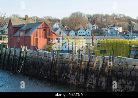 Motiv Nummer Eins ist eine rote Angeln shack auf Bradley Wharf, in Bärenfellmütze Hals, Rockport, Massachusetts, USA. Hummerfallen überfluss haben, und die Fischerei ist beliebt. Stockfoto