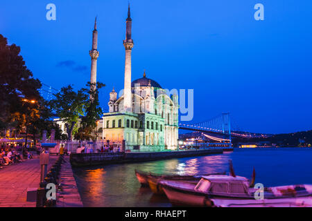Istanbul, Türkei: Ortaköy Moschee leuchtet in der Dämmerung. Sie wurde 1856 von dem Architekten Garabet Balyan im Besiktas Seite des Bosporus abgeschlossen Stockfoto