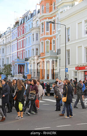 London, Großbritannien, 23. November 2013: Viele Touristen und bunten Häusern an der Portobello Road Samstag in London, UK. Stockfoto