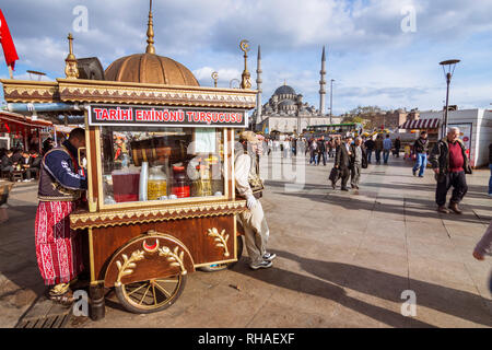 Istanbul, Türkei: Anbieter stehen durch eine Pickles stand gegenüber der Neuen Moschee (Yeni Camii) zwischen 1660 und 1665 gebaut, ein Ottoman Imperial Moschee in Th Stockfoto