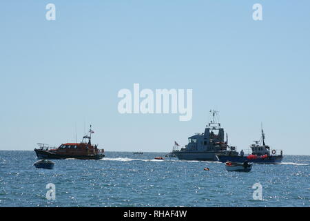 HMS-Ladegerät und die selsey Rettungsboot Denise und Eric zusammen auf dem Bild Selsey Rettungsboot Tag im August 2018 Stockfoto