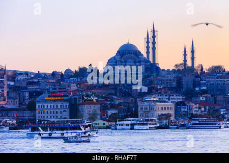 Istanbul, Türkei: Süleymaniye-moschee und Skyline wie durch das Goldene Horn. Stockfoto