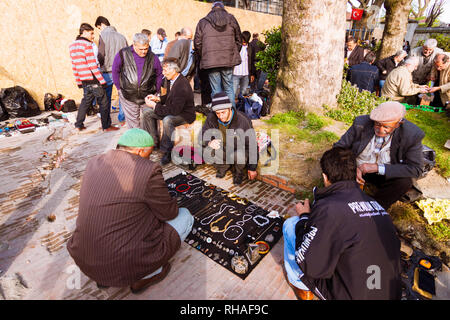 Istanbul, Türkei: Anbieter und Käufer auf dem Flohmarkt in der beyazıt Square von Fatih Bezirk. Stockfoto