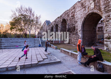 Istanbul, Türkei: Street Scene mit Menschen, die von den Aquädukt von Valens, einem römischen Aquädukt, das war das große Wasser - System der osteuropäischen Roma Stockfoto