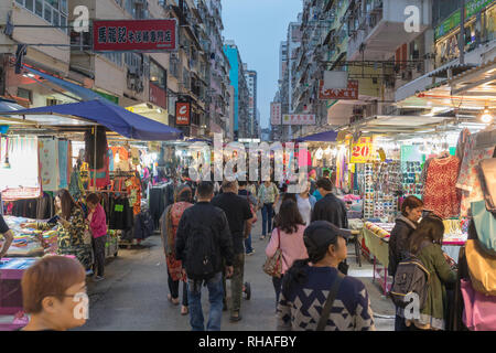 Kowloon, Hong Kong - 22. April 2017: Leute Einkaufen bei Fa Yuen Street Market in Mong Kok, Kowloon, Hong Kong. Stockfoto