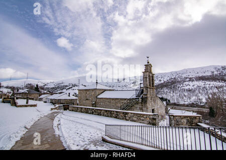 Padornelo, Zamora, Spanien; Januar 2017: Blick auf die Kirche von padornelo nach einem Schneefall im Winter Stockfoto