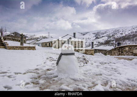 Padornelo, Zamora, Spanien; Januar 2017: Schneemann auf dem Marktplatz von Padornelo Stockfoto