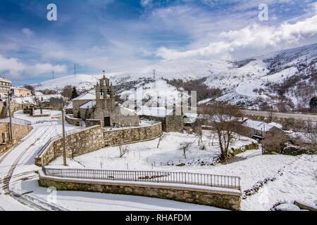 Padornelo, Zamora, Spanien; Januar 2017: Blick auf die Kirche von padornelo nach einem Schneefall im Winter Stockfoto