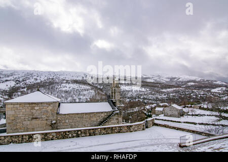 Padornelo, Zamora, Spanien; Januar 2017: Blick auf die Kirche von padornelo nach einem Schneefall im Winter Stockfoto