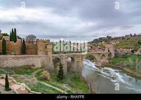 Toledo, Spanien; Februar 2017: Das San Martín-Brücke ist eine mittelalterliche Brücke, die den Fluss Tejo Kreuze durch die monumentale Stadt von Tole Stockfoto