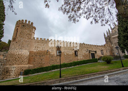 Toledo, Spanien; Februar 2017: Der Palast des Cava neben dem Kloster von San Juan de los Reyes in der monumentalen Stadt Toledo Stockfoto