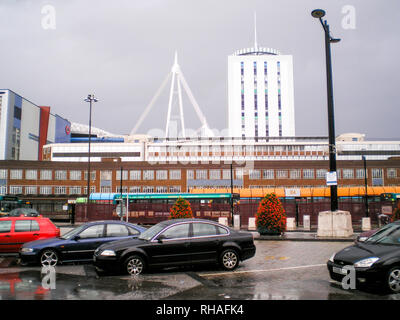 Fürstentum Stadion aufbauten und BT Tower vom Hauptbahnhof, Cardiff, Wales, Vereinigtes Königreich gesehen Stockfoto