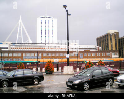 Fürstentum Stadion aufbauten und BT Tower vom Hauptbahnhof, Cardiff, Wales, Vereinigtes Königreich gesehen Stockfoto