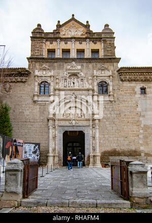 Toledo, Spanien; Februar 2017: Fassade des alten Krankenhaus Santa Cruz del Cardenal Mendoza, aktuelle Museum von Santa Cruz de Toledo Stockfoto