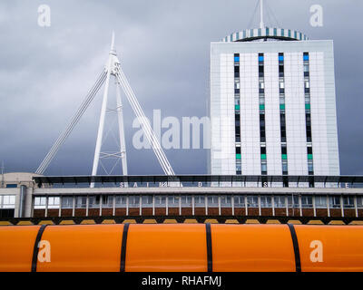 Fürstentum Stadion aufbauten und BT Tower vom Hauptbahnhof, Cardiff, Wales, Vereinigtes Königreich gesehen Stockfoto