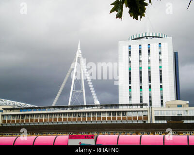 Fürstentum Stadion aufbauten und BT Tower vom Hauptbahnhof, Cardiff, Wales, Vereinigtes Königreich gesehen Stockfoto