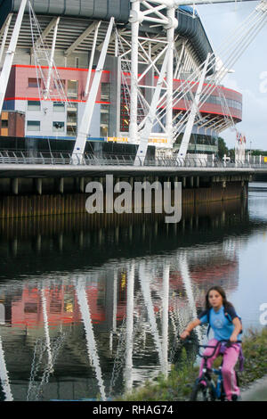 Fürstentum Stadion in der Taf Fluss Gewässer, Cardiff, Wales, Vereinigtes Königreich, Stockfoto