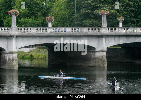 Die ruderer auf der Taf Fluss, Cardiff, Wales, Vereinigtes Königreich Stockfoto