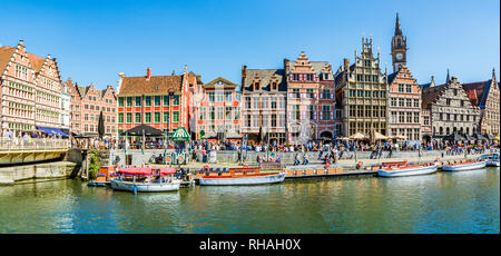 Gent, Belgien - 5. Mai, 2018: die Menschen entspannen sich am Ufer des Flusses Lys (Leie) auf Gras Quay (Graslei) und Weizen Quay (Korenlei). Skyline von Pres Stockfoto