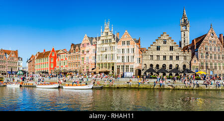 Gent, Belgien - 5. Mai, 2018: die Menschen entspannen sich am Ufer des Flusses Lys (Leie) auf Gras Quay (Graslei) und Weizen Quay (Korenlei). Skyline von Pres Stockfoto