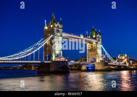London, Großbritannien: Nacht Blick auf die Tower Bridge über die Themse. Stockfoto