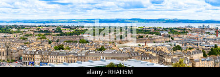 Edinburgh, Schottland - 25. August 2018: Panoramablick auf die Stadt und das Meer Küste von Calton Hill zu sehen. Stockfoto