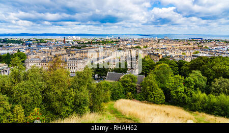 Edinburgh, Schottland: Panoramaaussicht auf die Stadt und das Meer Küste Stockfoto
