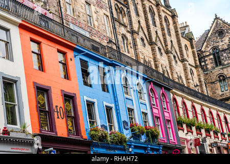 Edinburgh, Schottland, Großbritannien - 27 August, 2018: Bunte Häuser an der Victoria Street Stockfoto