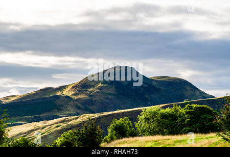 Edinburgh, Schottland: Arthur's Seat auf einem dunklen stürmischen Tag, der Hauptgipfel der Gruppe von Hügeln in Edinburgh, welche Form die meisten Holyrood Park, gelegen Stockfoto
