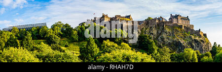 Edinburgh, Schottland, Großbritannien - 25 August 2018: Panorama von Edinburgh Castle dominiert die Skyline der Stadt Edinburgh von seiner Lage auf. Stockfoto