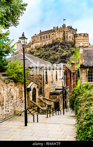 Edinburgh, Schottland, Großbritannien: Edinburgh Castle viewd vom Vennel, wie es der Skyline der Stadt Edinburgh dominiert von seiner Position auf der Oberseite der t Stockfoto
