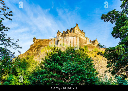 Edinburgh, Schottland, Großbritannien: Edinburgh Castle beherrscht die Skyline der Stadt Edinburgh von seiner Position auf dem Castle Rock Stockfoto
