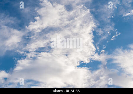 Deep Blue bewölkter Himmel, Wolken, natürliche Cloud skyscape, hellen blauen polarisierte Himmel, weiße und flauschige Zirruswolken Stockfoto