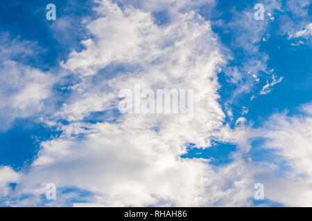 Deep Blue bewölkter Himmel, Wolken, natürliche Cloud skyscape, hellen blauen polarisierte Himmel, weiße und flauschige Zirruswolken Stockfoto