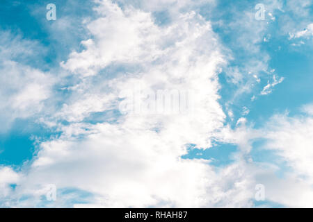 Deep Blue bewölkter Himmel, Wolken, natürliche Cloud skyscape, hellen blauen polarisierte Himmel, weiße und flauschige Zirruswolken Stockfoto