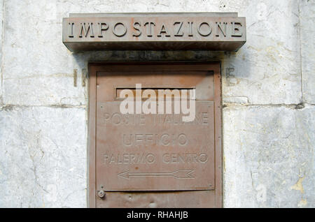 PALERMO, ITALIEN - 16. JUNI 2018: Verstorbene Post Box außerhalb des imposanten Central Post Office in Palermo, Sizilien. Stockfoto