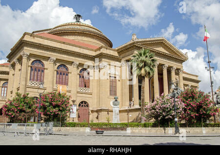 Blick auf die historische Opernhaus Teatro Massimo in Palermo, Sizilien. Es ist das größte Opernhaus in Italien und für seine Akustik bekannt. Stockfoto