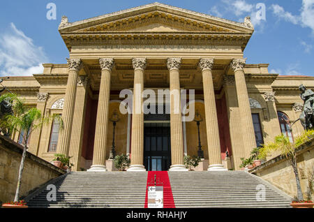 Die herrlichen roten Teppich Eingang des Teatro Massimo in Palermo, Sizilien. Die größte Oper in Italien. Stockfoto