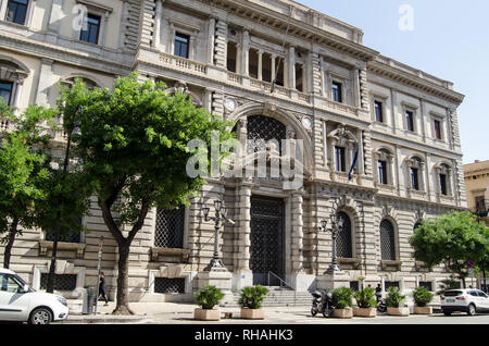 PALERMO, ITALIEN - 16. Juni 2018: Die imposante Fassade der Büros der Banca d'Italia in Palermo, Sizilien. An einem sonnigen Nachmittag gesehen. Stockfoto