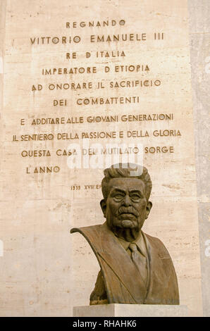 Denkmal für die vorletzten König von Italien - Vittorio Emanuele III an der faschistischen Stil Tempio Munito Fortezza Mistica oder Casa del Mutilato in Palerm Stockfoto