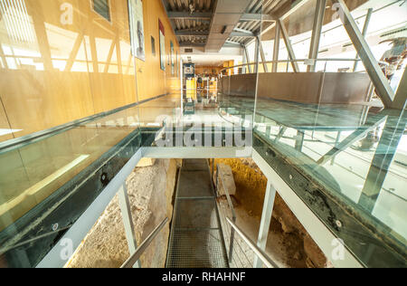 Cartagena, Spanien - 14. September 2018: Glasboden der Punischen Wand Interpretation Centre Stockfoto