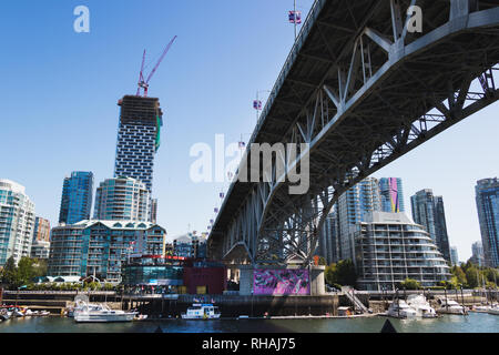 Vancouver, BC, Kanada - Juli 2018 - Unter der Brücke Grenville, Boote auf False Creek Stockfoto