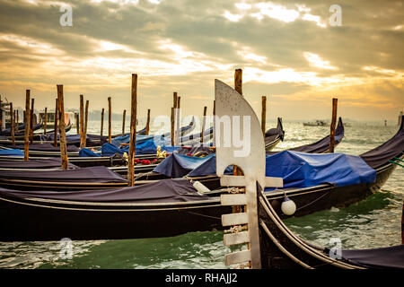 Leere Gondeln in Venedig Italien geparkt Stockfoto